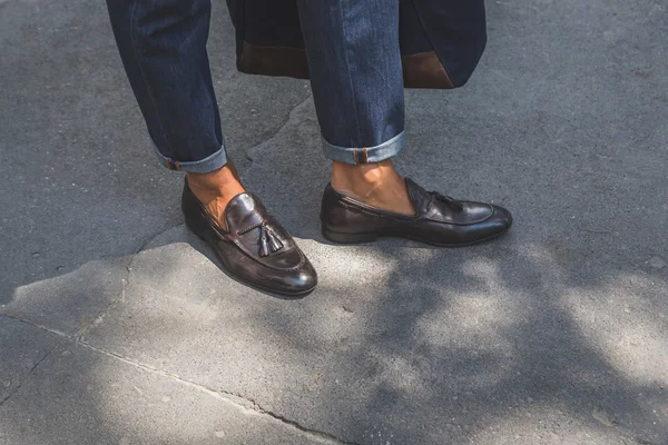 Detalle de zapatos fuera del edificio del desfile de moda Armani para Milán M — Foto de Stock