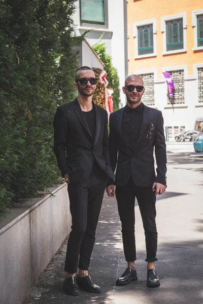 People outside Armani fashion show building for Milan Men's Fash — Stock Photo, Image