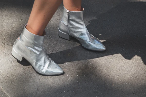 Detalle de zapatos fuera del edificio del desfile de moda Armani para Milán M — Foto de Stock