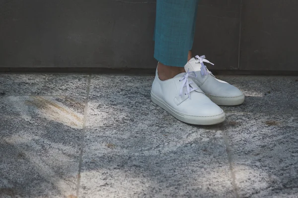 Detalle de zapatos fuera del edificio del desfile de moda Armani para Milán M — Foto de Stock