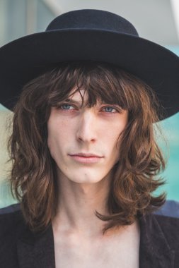 kostüm Ulusal moda gösterisi bina f dışında güzel model