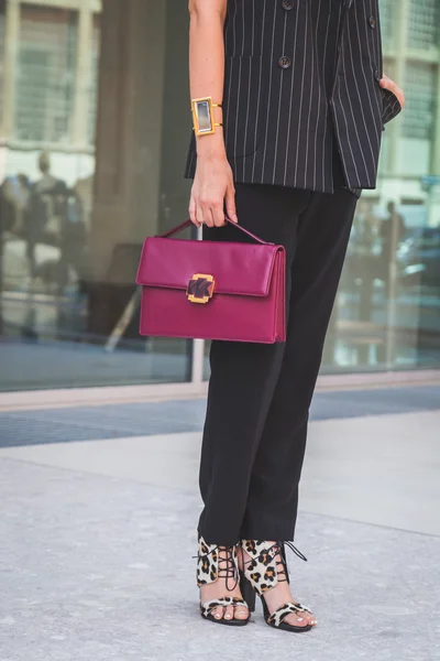 Detalle de bolso y zapatos fuera del desfile de moda nacional de vestuario bu — Foto de Stock