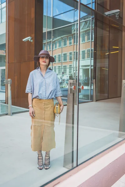 People outside Costume National fashion show building for Milan — Stock Photo, Image