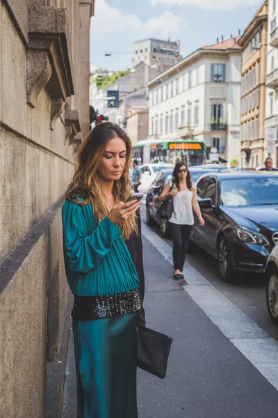 Människor utanför john richmond modevisning byggnad för milan män — Stockfoto