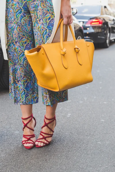 Detalhe de saco e sapatos fora John Richmond moda show construir — Fotografia de Stock