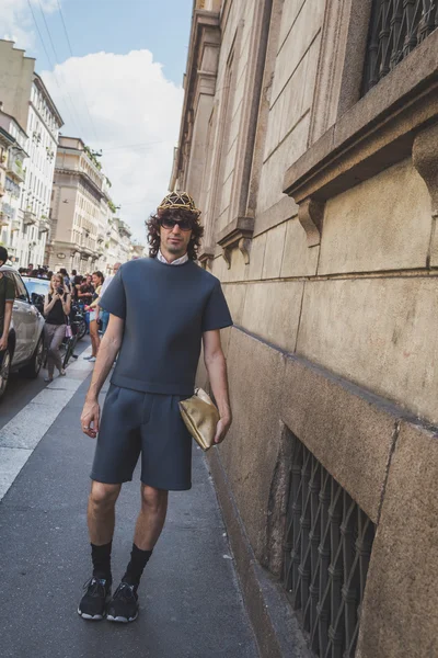 Люди снаружи здания модного показа Джона Ричмонда для мужчин Милана — стоковое фото