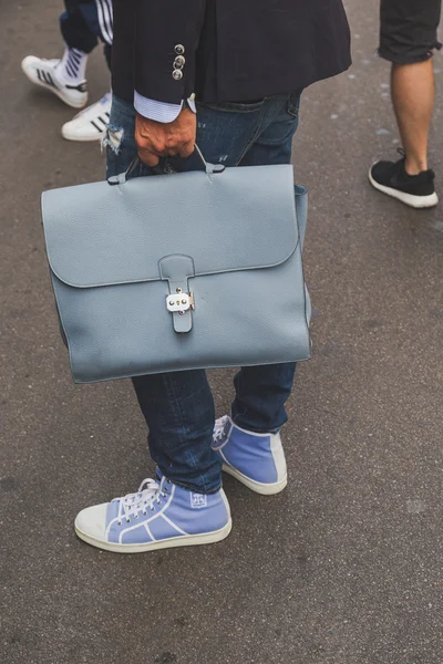 Detalhe de saco e sapatos fora John Richmond moda show construir — Fotografia de Stock