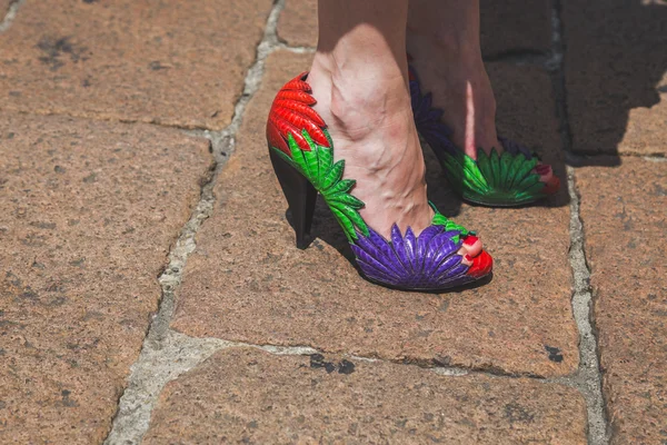 Detalle de zapatos fuera del edificio del desfile de moda Ferragamo para Mila — Foto de Stock