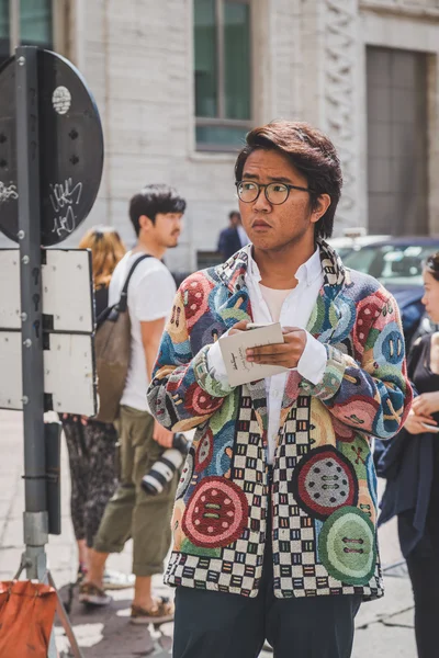 People outside Ferragamo fashion show building for Milan Men's F — Stock fotografie