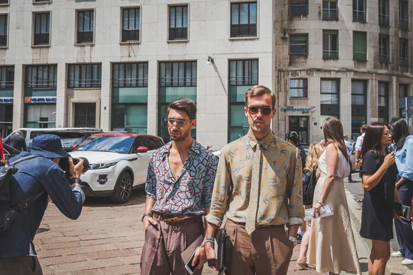 People outside Ferragamo fashion show building for Milan Men's F — Stock Photo, Image