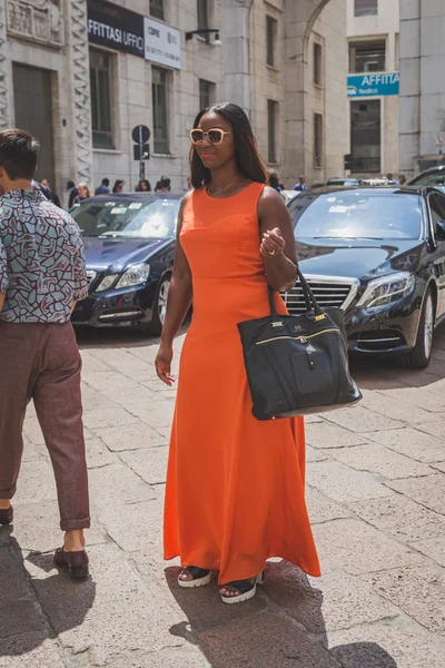 Gente fuera Ferragamo desfile de moda edificio para Milan Hombres F — Foto de Stock