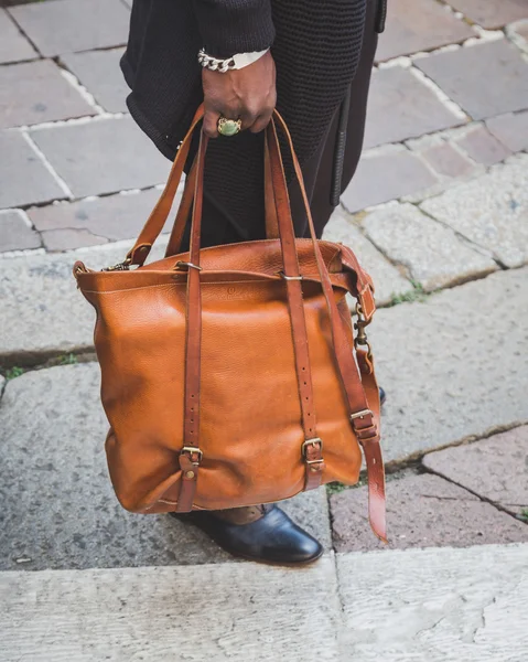 Ferragamo defile Milan için bina dışında çanta detay 