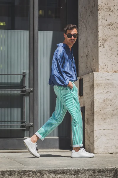 People outside Ferragamo fashion show building for Milan Men's F — Stock fotografie