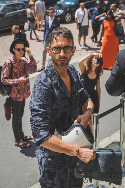 People outside Ferragamo fashion show building for Milan Men's F — Stock Photo, Image