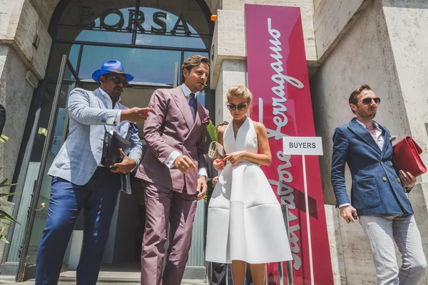 Люди возле здания модного показа Ferragamo для мужчин F в Милане — стоковое фото
