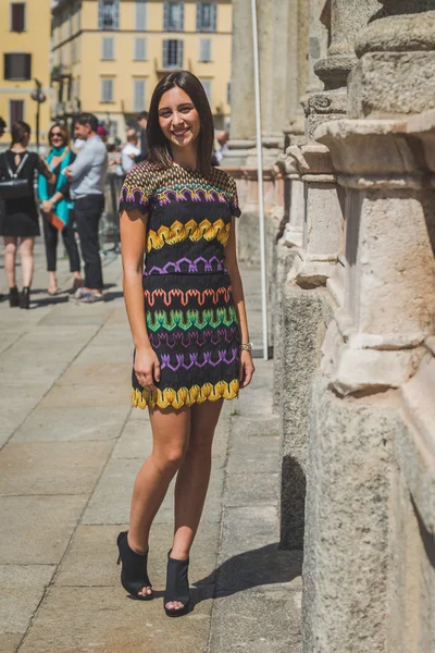 People outside Missoni fashion show building for Milan Men's Fa — Stockfoto