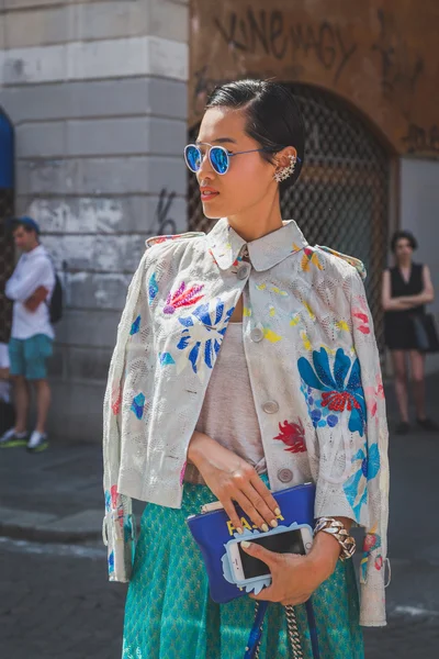 People outside Missoni fashion show building for Milan Men's Fa — Stock Photo, Image