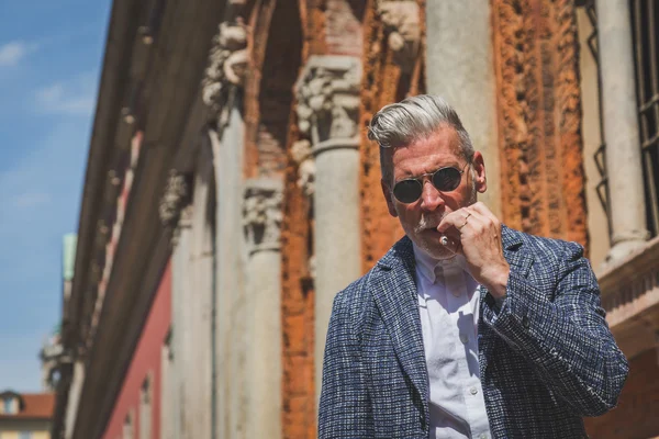 People outside Missoni fashion show building for Milan Men's Fa — Stock Photo, Image