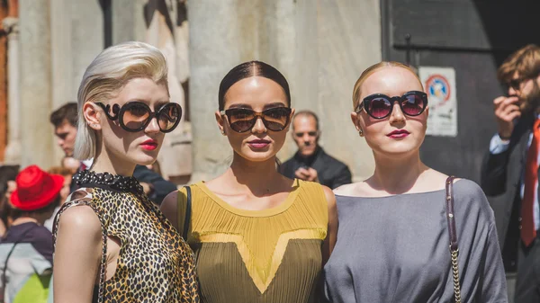 Persone al di fuori di Missoni edificio sfilata di moda per Fa Milano Uomo — Foto Stock