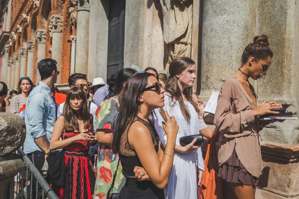 Pessoas fora Missoni construção de desfile de moda para Milão Fa Masculina — Fotografia de Stock