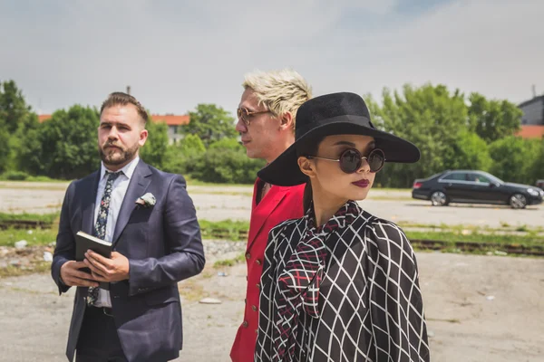 People outside Gucci fashion show building for Milan Men's Fashi — Zdjęcie stockowe