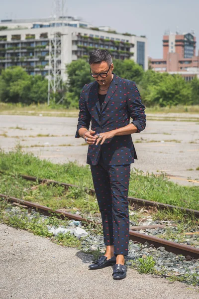 Gente fuera del edificio del desfile de moda Gucci para Milan Men 's Fashi — Foto de Stock