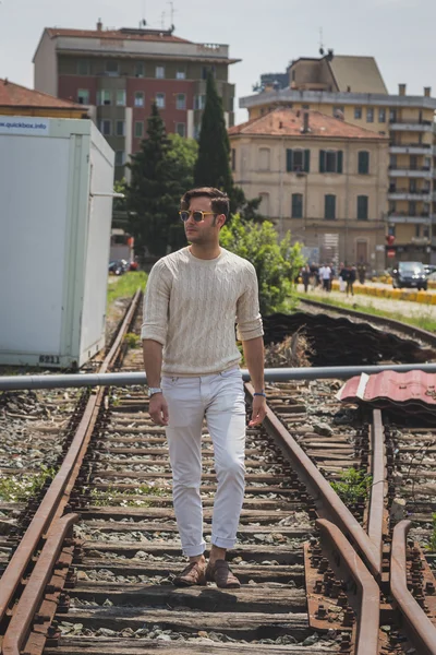 Menschen vor dem Gebäude der Gucci-Modenschau für Mailands Männermode — Stockfoto