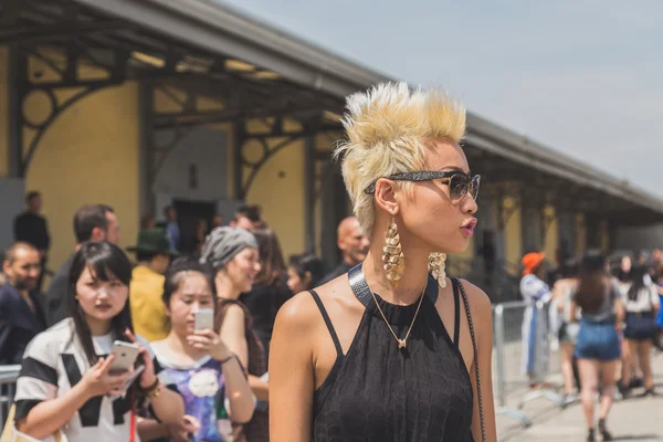 People outside Gucci fashion show building for Milan Men's Fashi — Stock Photo, Image