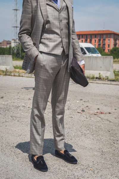 People outside Gucci fashion show building for Milan Men's Fashi — Stock Photo, Image