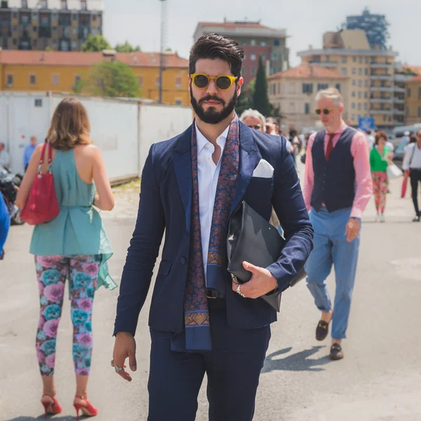 Pessoas fora de Gucci construção de desfile de moda para Fashi masculino de Milão — Fotografia de Stock