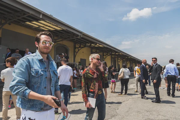 People outside Gucci fashion show building for Milan Men's Fashi — Stok fotoğraf