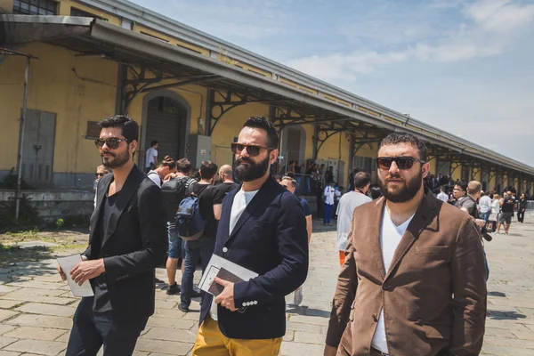 Menschen vor dem Gebäude der Gucci-Modenschau für Mailands Männermode — Stockfoto