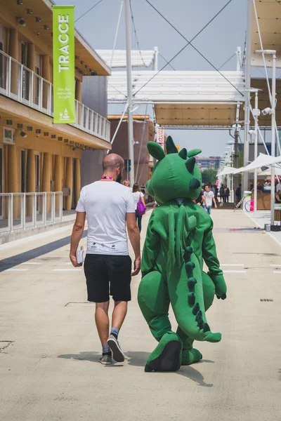 People outside Slovenia pavilion at Expo 2015 in Milan, Italy — ストック写真