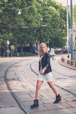 Güzel kız şehir sokaklarda poz