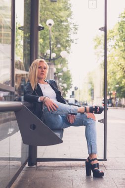 Güzel kız şehir sokaklarda poz