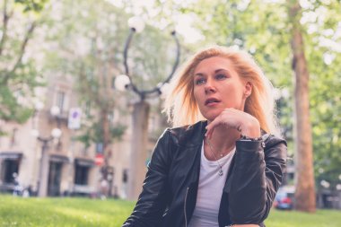 Güzel kız şehir sokaklarda poz