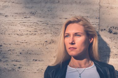 Güzel kız şehir sokaklarda poz