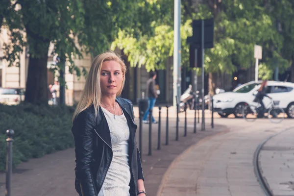 Mooi meisje poseren in de straten van de stad — Stockfoto