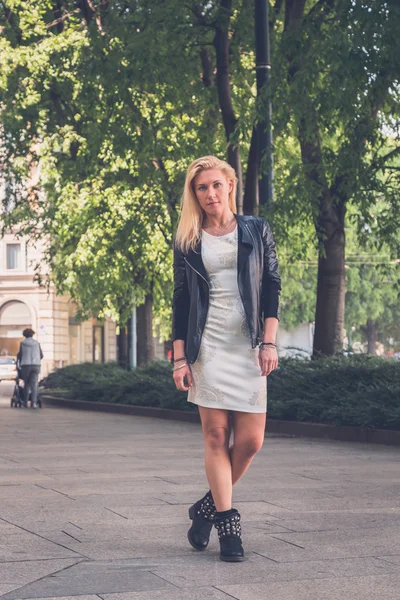 Mooi meisje poseren in de straten van de stad — Stockfoto