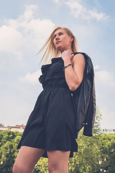 Mooi meisje poseren in de straten van de stad — Stockfoto