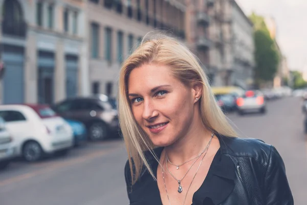 Hermosa chica posando en las calles de la ciudad — Foto de Stock