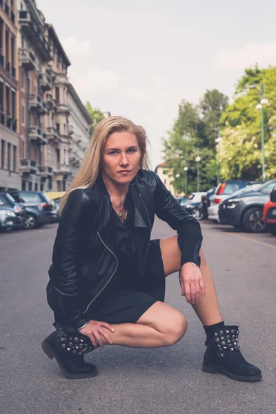 Beautiful girl posing in the city streets — Stock Photo, Image