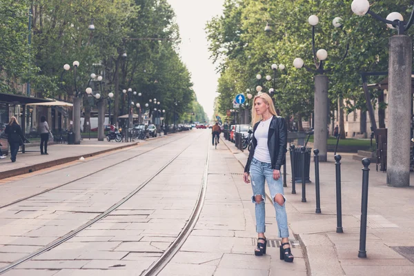 Piękna dziewczyna pozuje na ulicach miasta — Zdjęcie stockowe