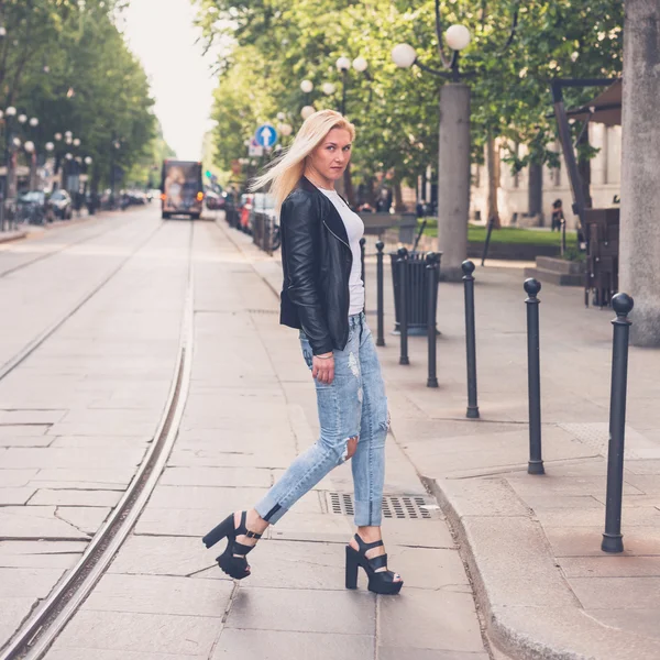 Belle fille posant dans les rues de la ville — Photo