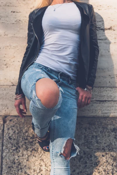 Detail of a beautiful girl posing in the city streets — Stock Photo, Image