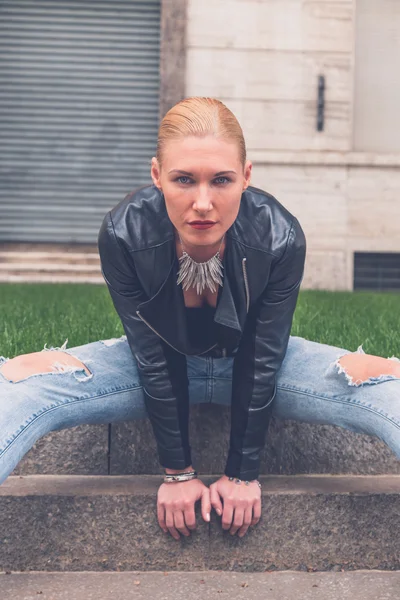 Beautiful girl posing in the city streets — Stock Photo, Image