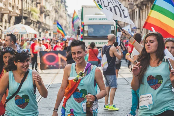 Pessoas que participam no Orgulho de Milão 2015 — Fotografia de Stock