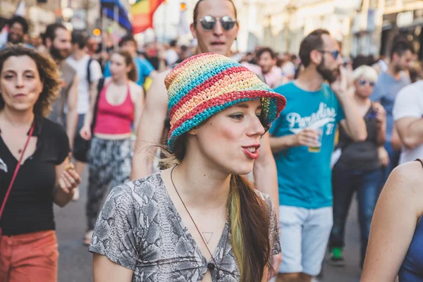 Pessoas que participam no Orgulho de Milão 2015 — Fotografia de Stock