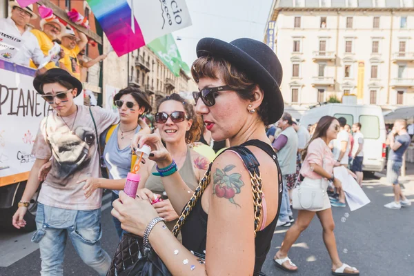 Personas que participan en el Orgullo de Milán 2015 — Foto de Stock