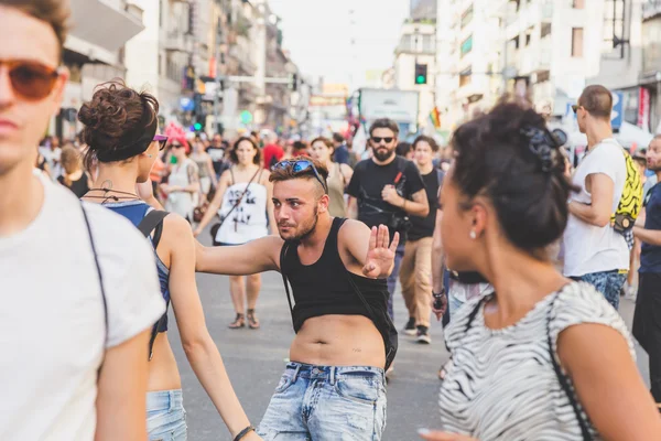 Pessoas que participam no Orgulho de Milão 2015 — Fotografia de Stock